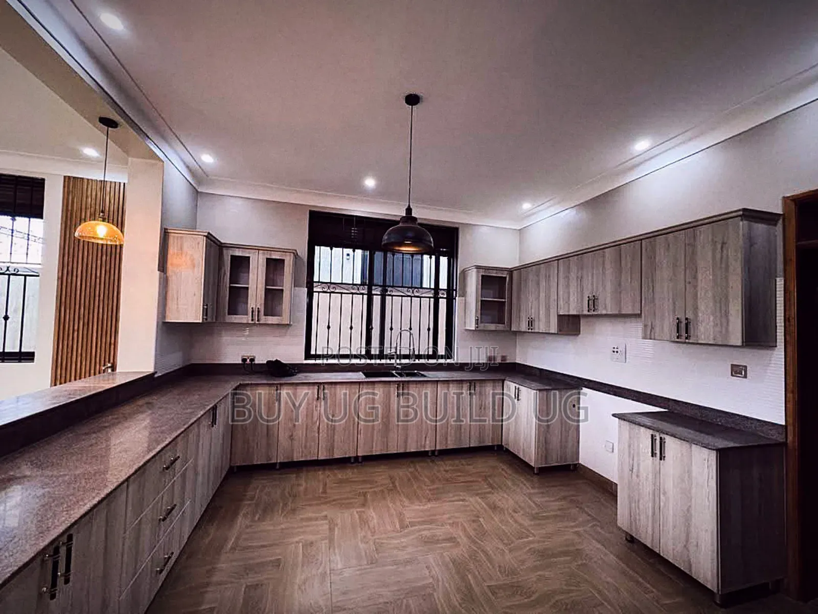 5bdrm Mansion in Kira Town, Central Division for sale