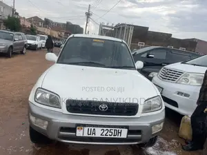 Toyota RAV4 1999 White