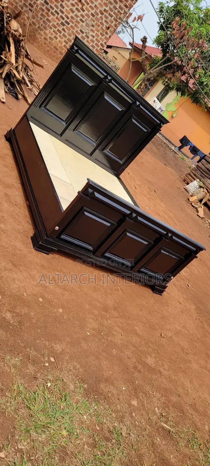 Well Furnished 5x6 King Bed in Color Black and Unique Design