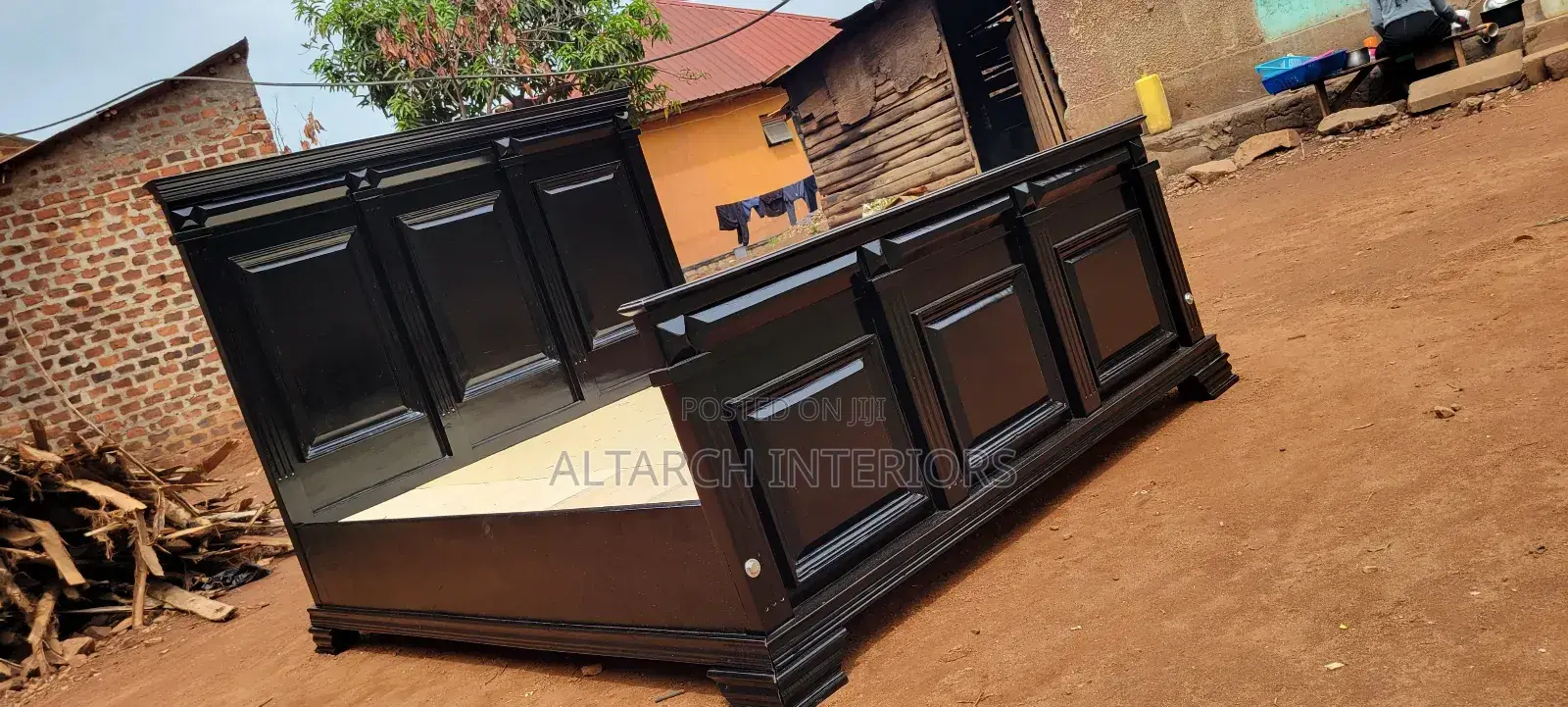 Well Furnished 5x6 King Bed in Color Black and Unique Design