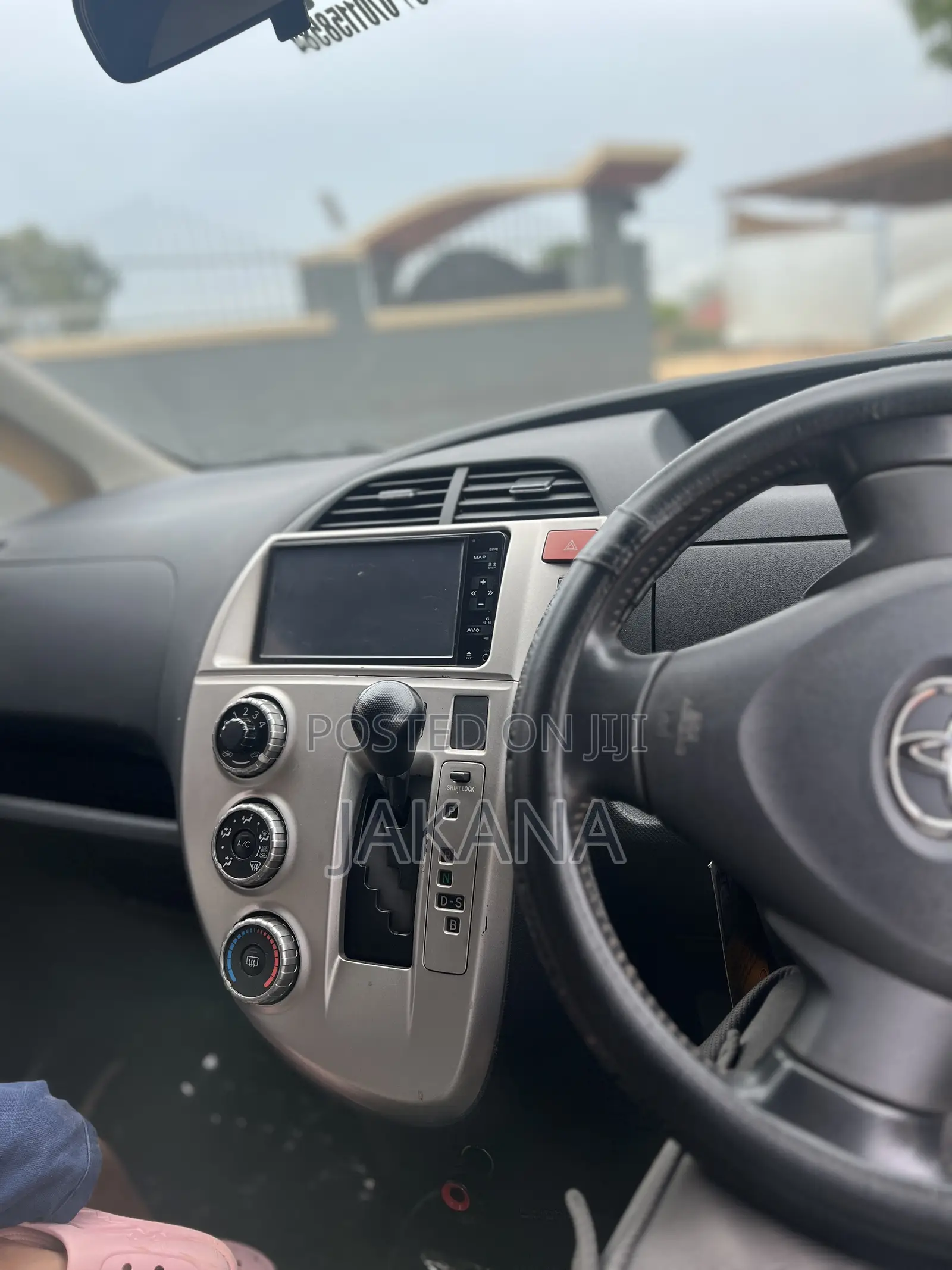 Toyota Ractis 1.5 FWD 2012 Silver