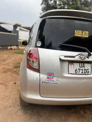 Toyota Ractis 1.5 FWD 2012 Silver