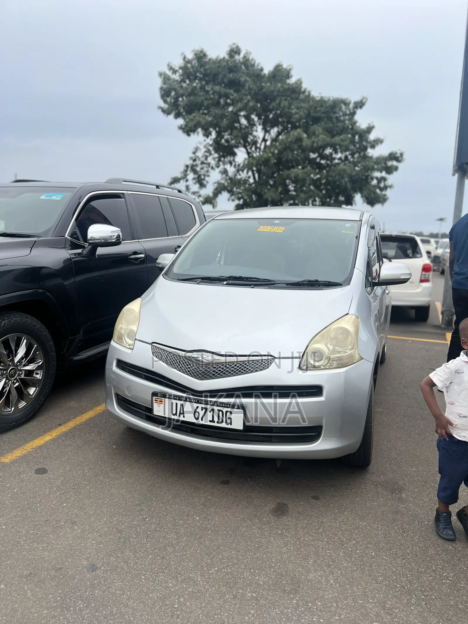 Toyota Ractis 1.5 FWD 2012 Silver