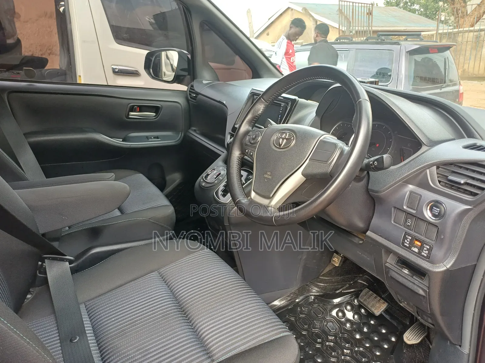 Toyota Noah 2.0 AWD (7 Seater) 2017 Maroon