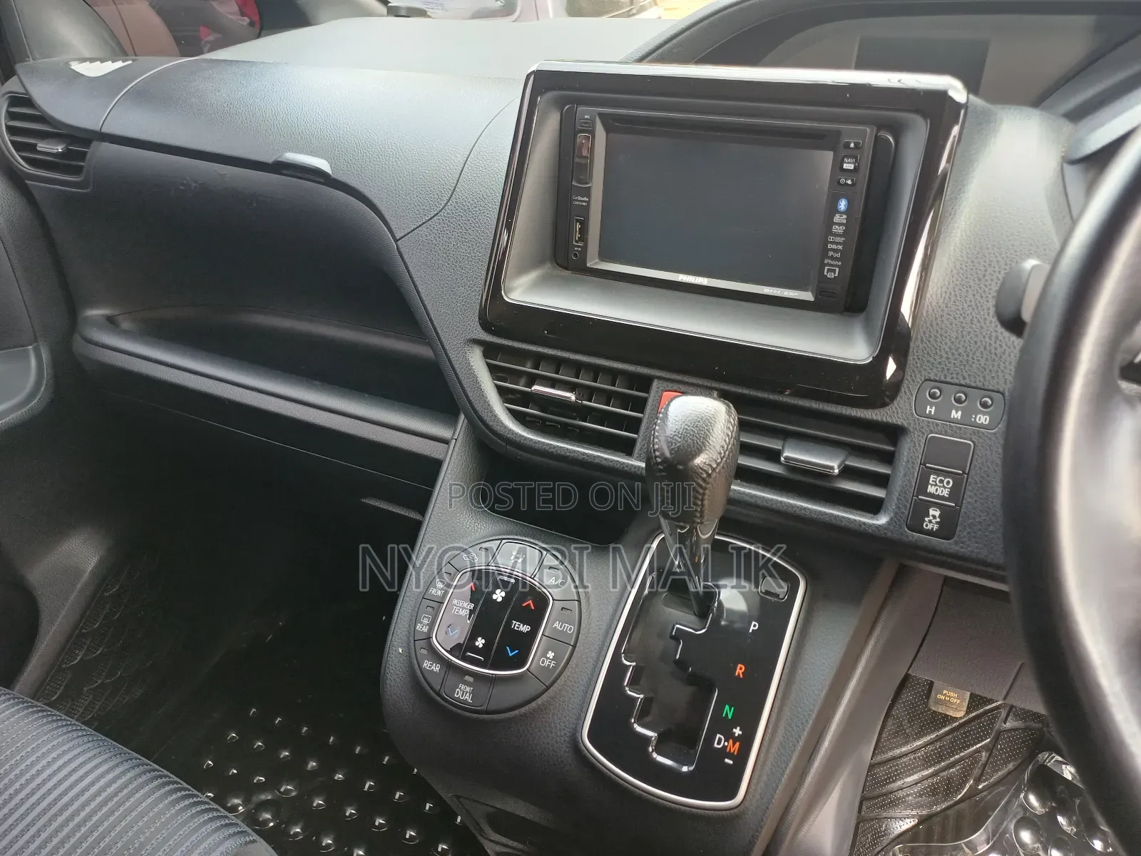 Toyota Noah 2.0 AWD (7 Seater) 2017 Maroon