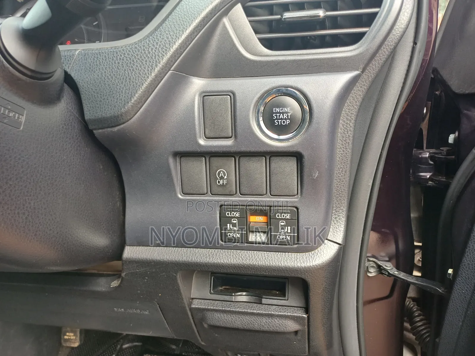 Toyota Noah 2.0 AWD (7 Seater) 2017 Maroon