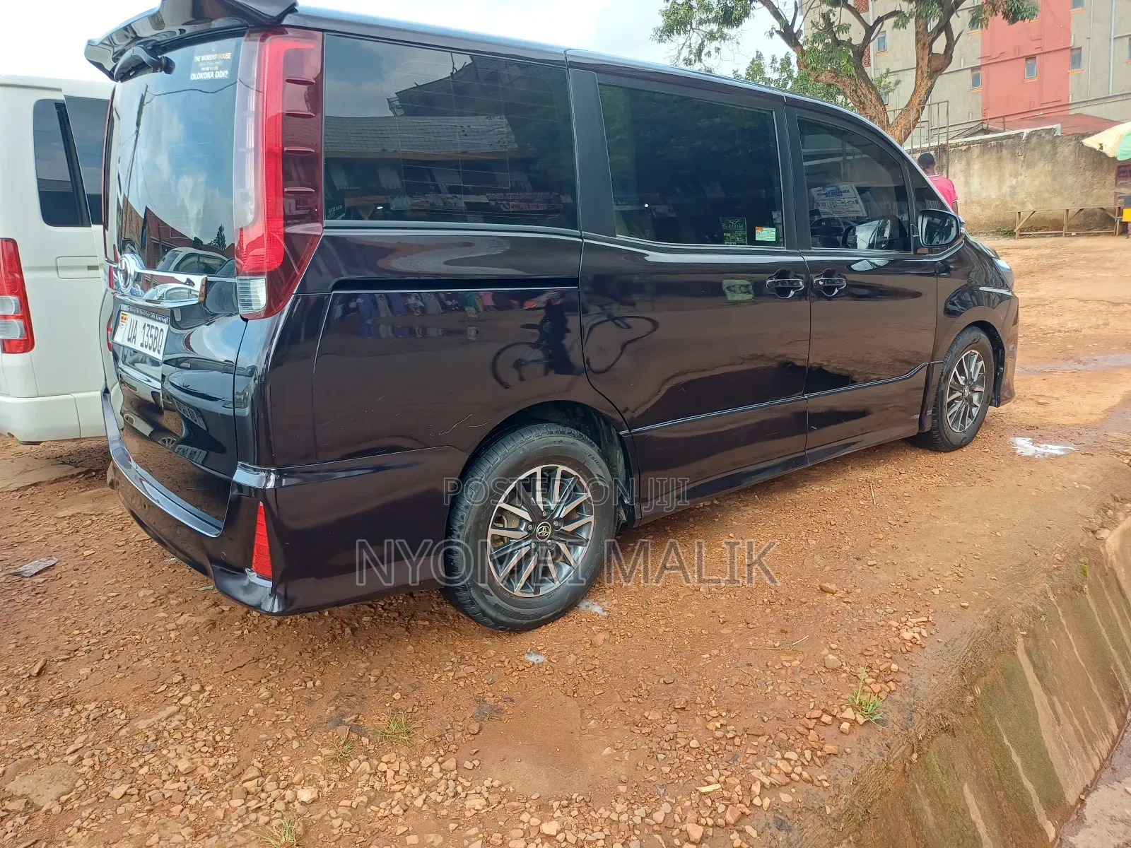 Toyota Noah 2.0 AWD (7 Seater) 2017 Maroon