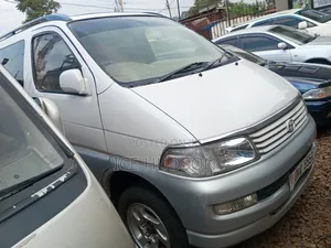 Toyota Regius 2000 White