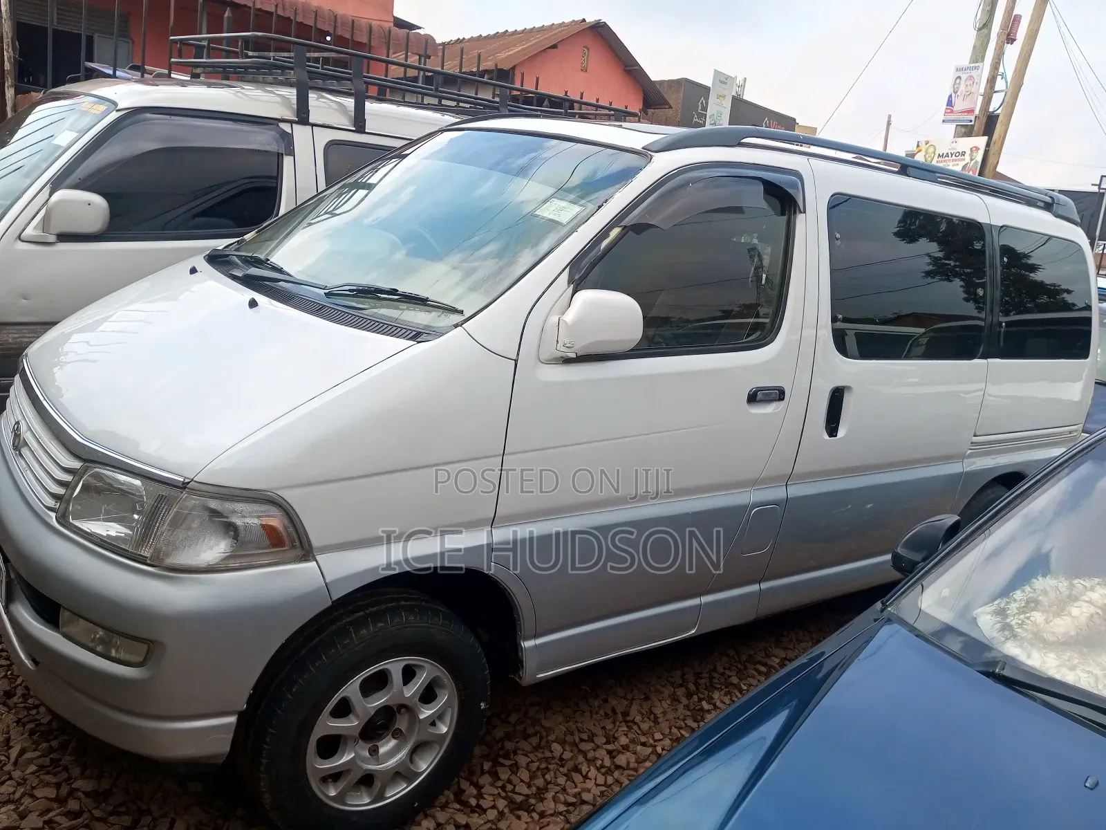 Toyota Regius 2000 White