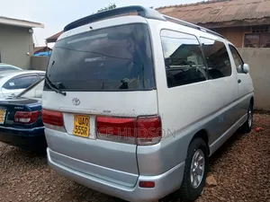 Toyota Regius 2000 White