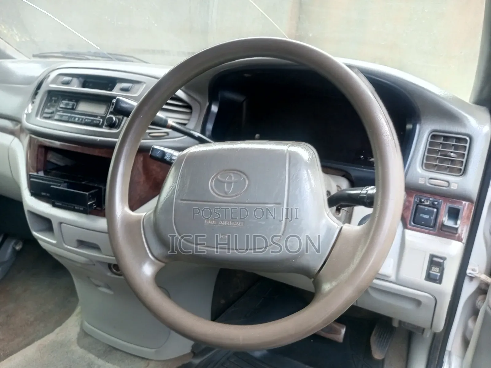 Toyota Regius 2000 White