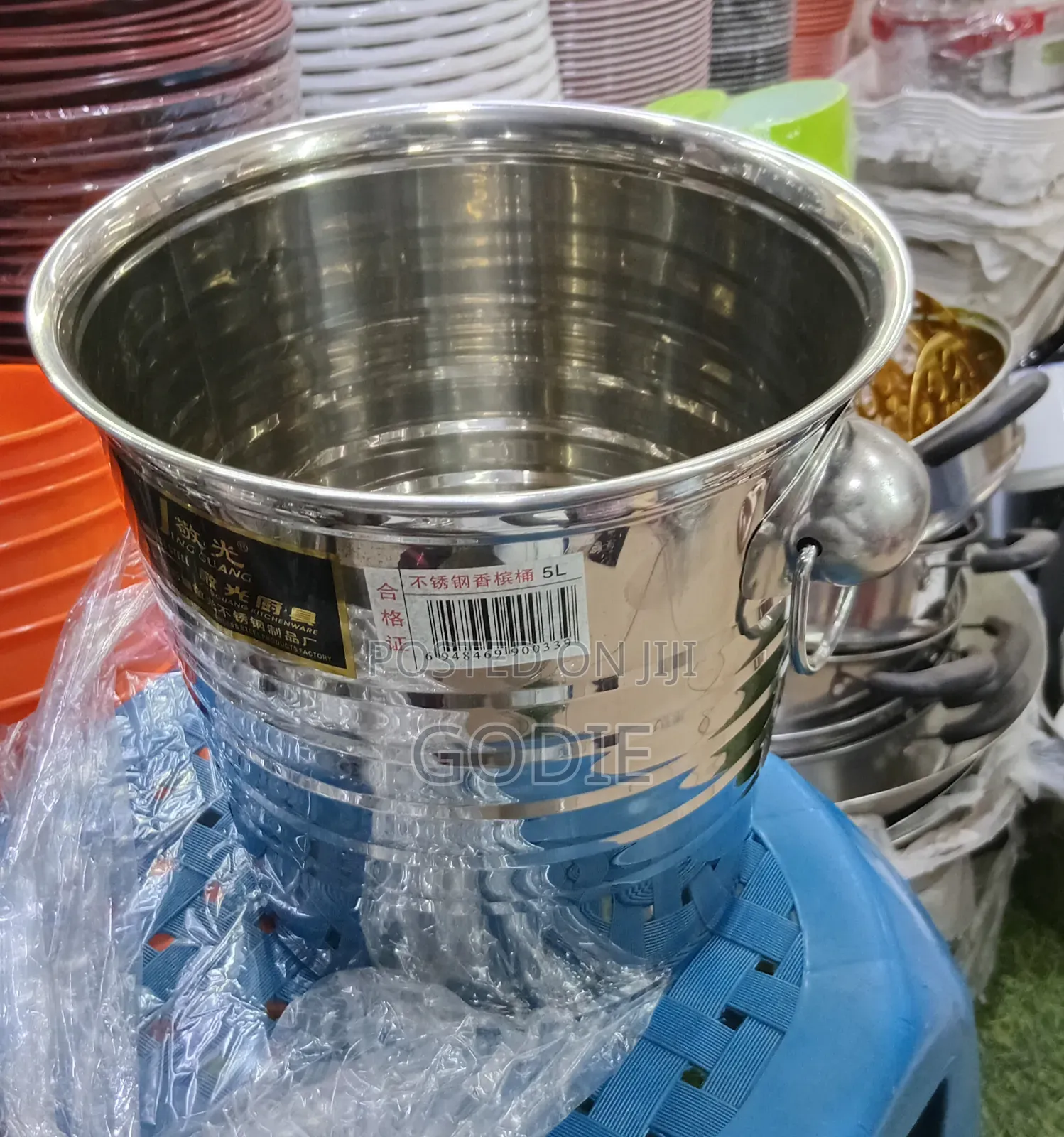 Stainless Steel Ice Bucket 5l, Likely Used For Cooling Beverages.