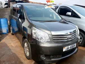 Toyota Noah 2012
