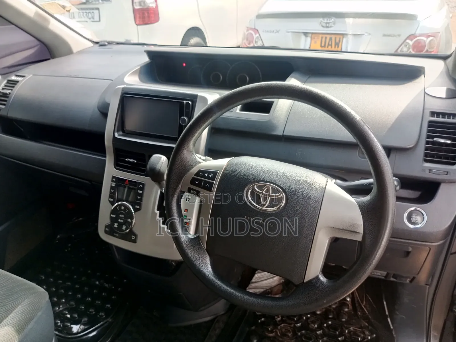 Toyota Noah 2012