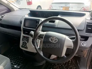 Toyota Noah 2012