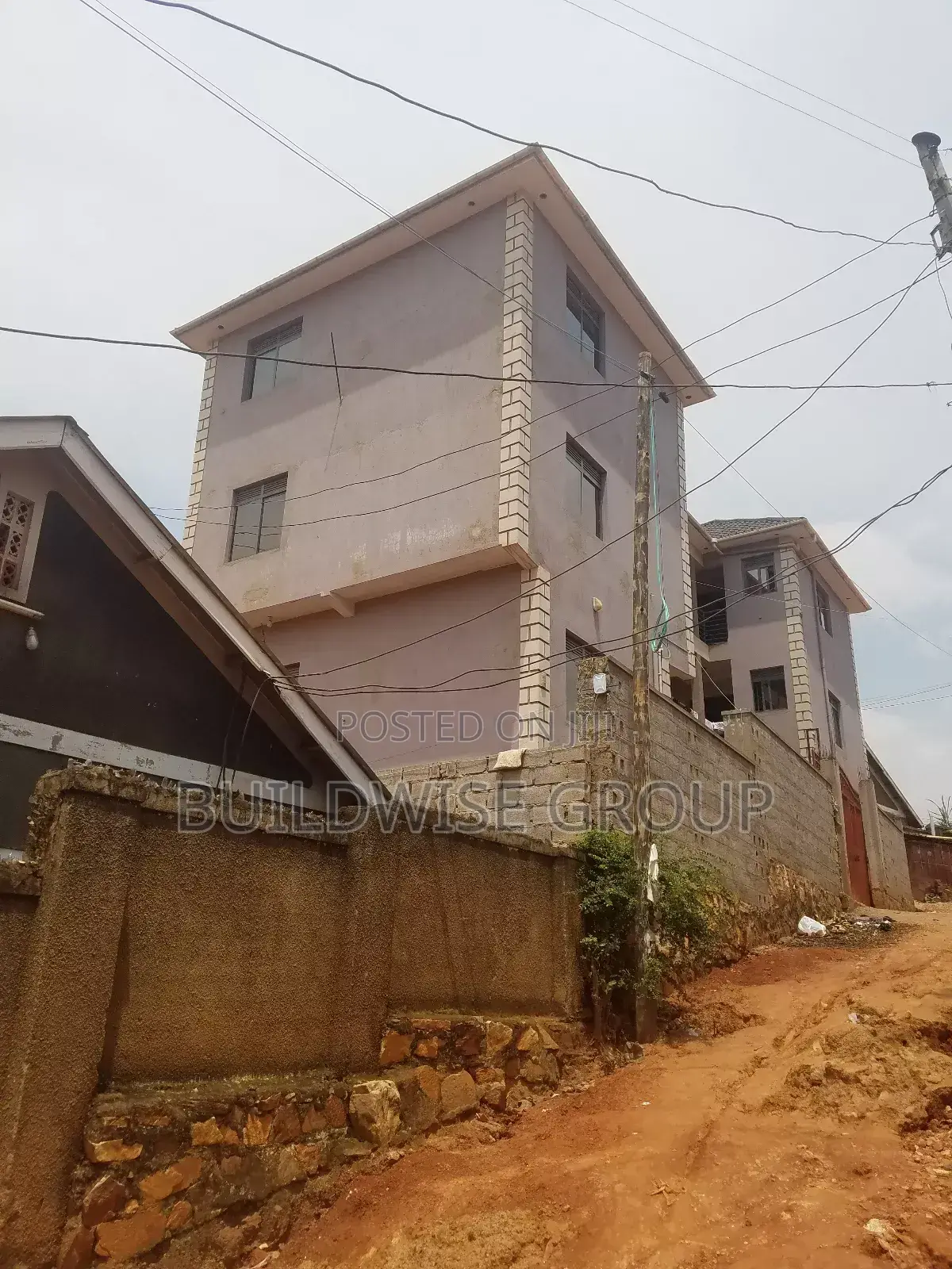 Furnished 9bdrm Apartment in Buildwise Realty, Makindye for sale