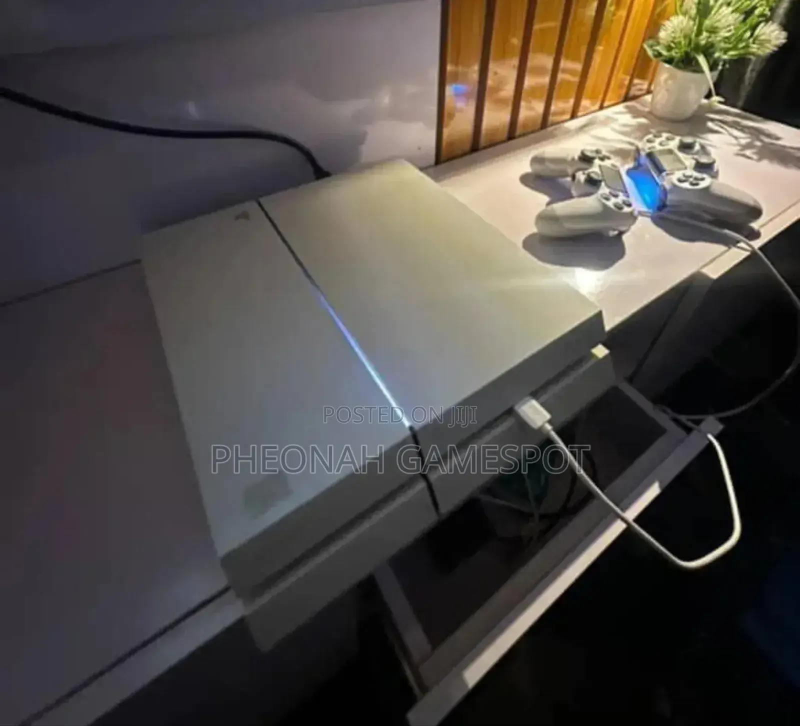 White Playstation 4 Standard. (Ps4 Fat) Chipped. 12 Games and 2 Pads.