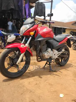 Honda CB 2016 Red