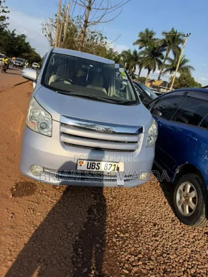 Toyota Noah 2010 Silver