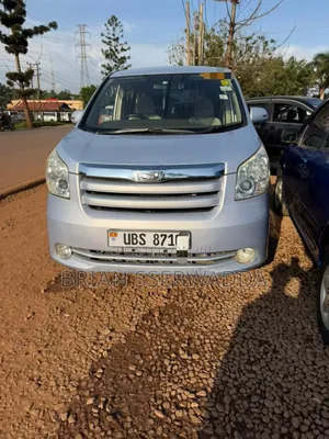 Toyota Noah 2010 Silver