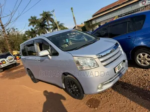 Toyota Noah 2010 Silver