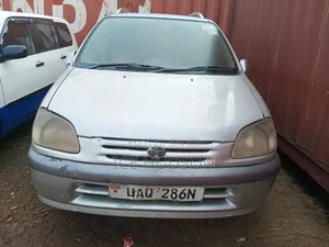 Toyota Raum 1999