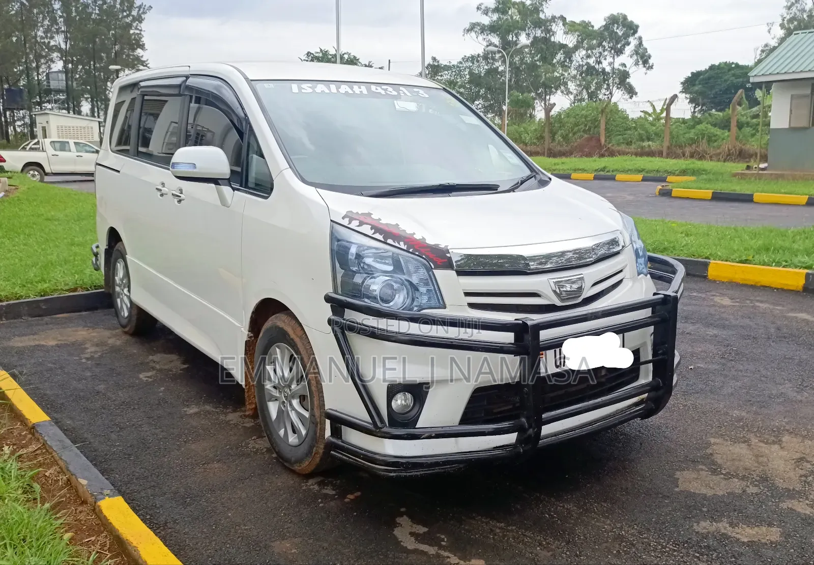 Toyota Noah 2.0 143hp AWD (7 Seater) 2010 White