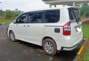 Toyota Noah 2.0 143hp AWD (7 Seater) 2010 White