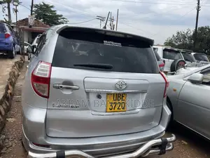 Toyota Vanguard 2010 Silver