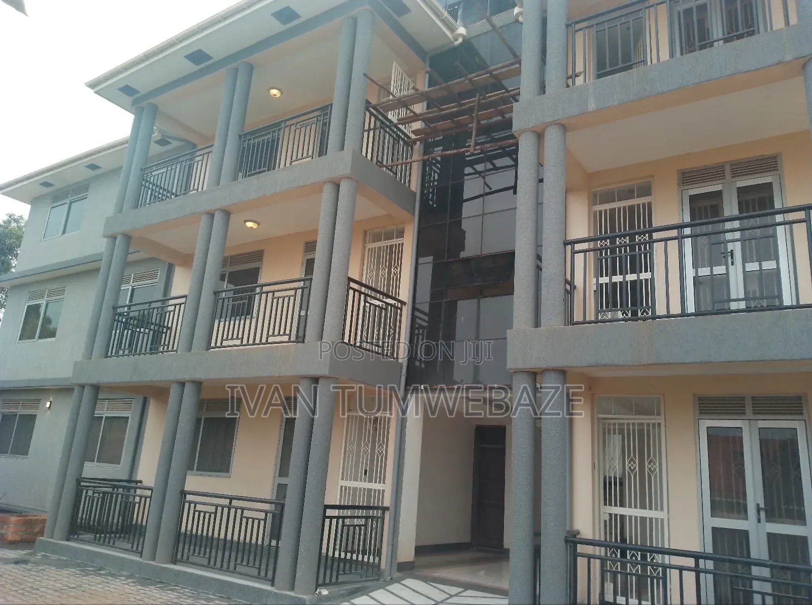 3bdrm Apartment in Entebbe Rd Kawuku, Central Division for rent