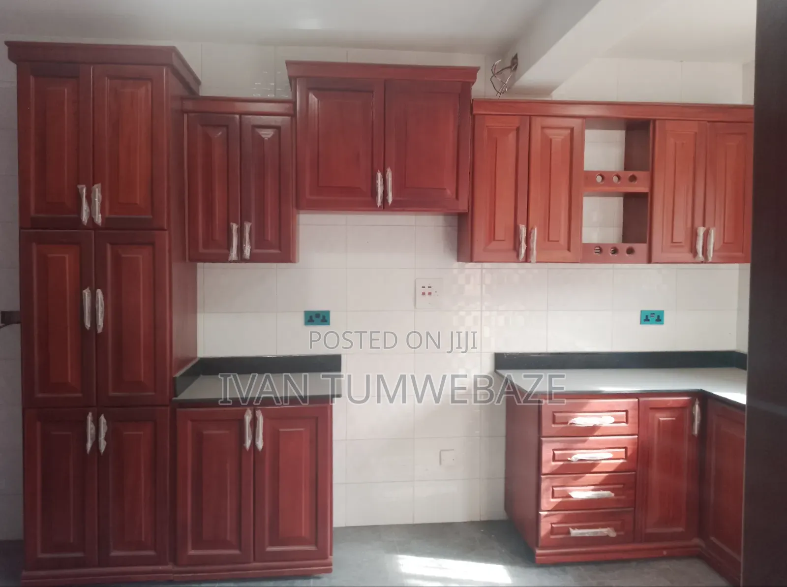3bdrm Apartment in Entebbe Rd Kawuku, Central Division for rent