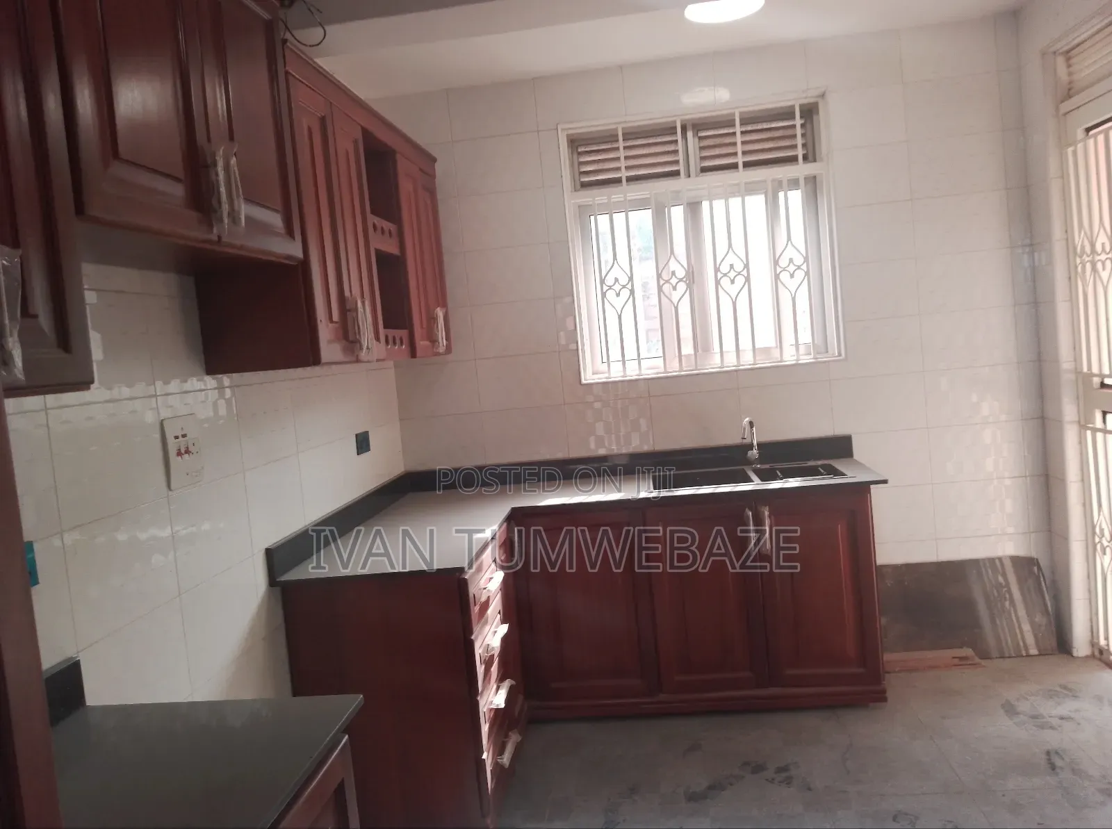 3bdrm Apartment in Entebbe Rd Kawuku, Central Division for rent