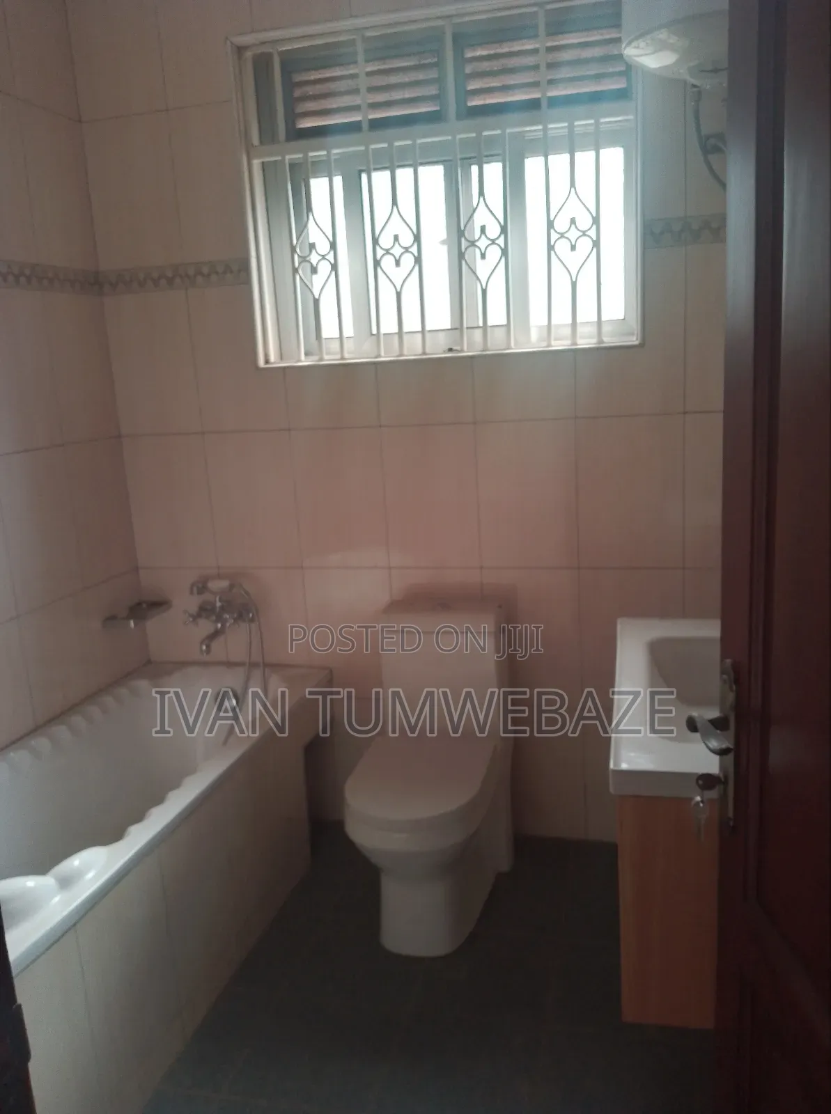 3bdrm Apartment in Entebbe Rd Kawuku, Central Division for rent