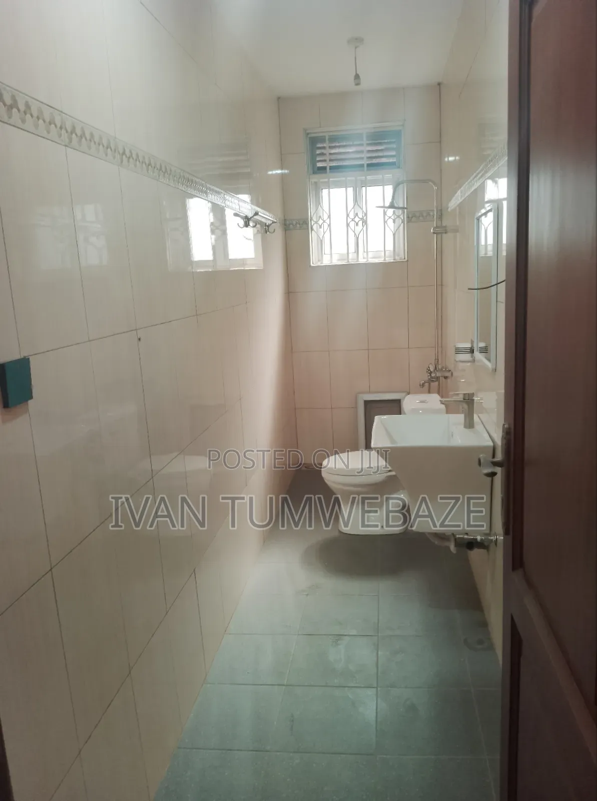 3bdrm Apartment in Entebbe Rd Kawuku, Central Division for rent