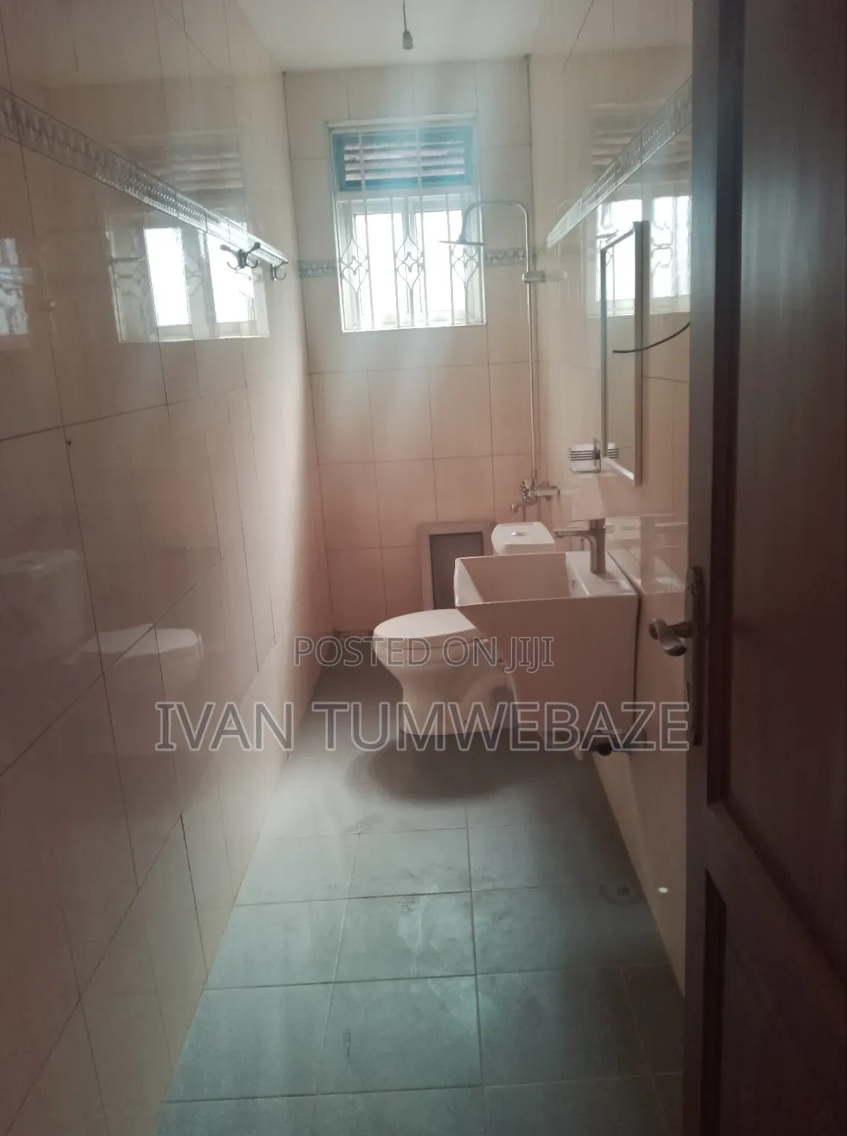 3bdrm Apartment in Entebbe Rd Kawuku, Central Division for rent