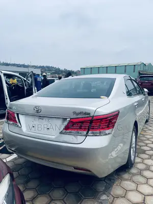Toyota Crown 2016 Silver