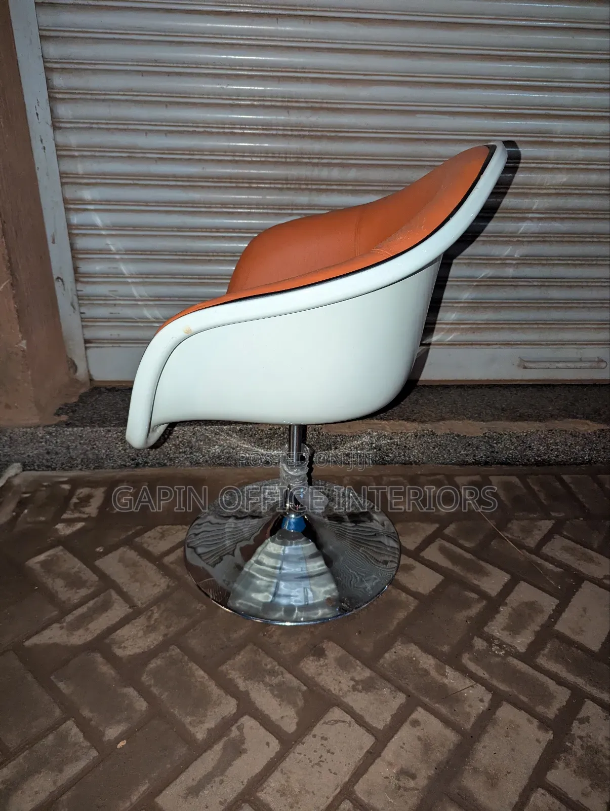 Simple Saloon// Office Chair for Sale With a Base Plate