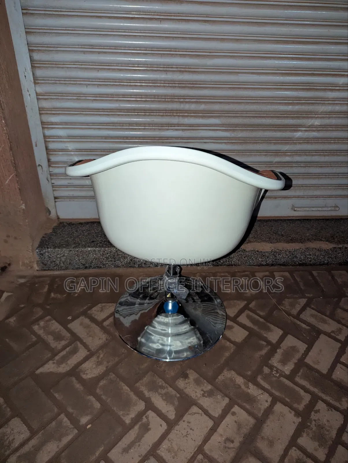 Simple Saloon// Office Chair for Sale With a Base Plate
