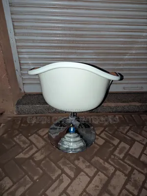 Simple Saloon// Office Chair for Sale With a Base Plate