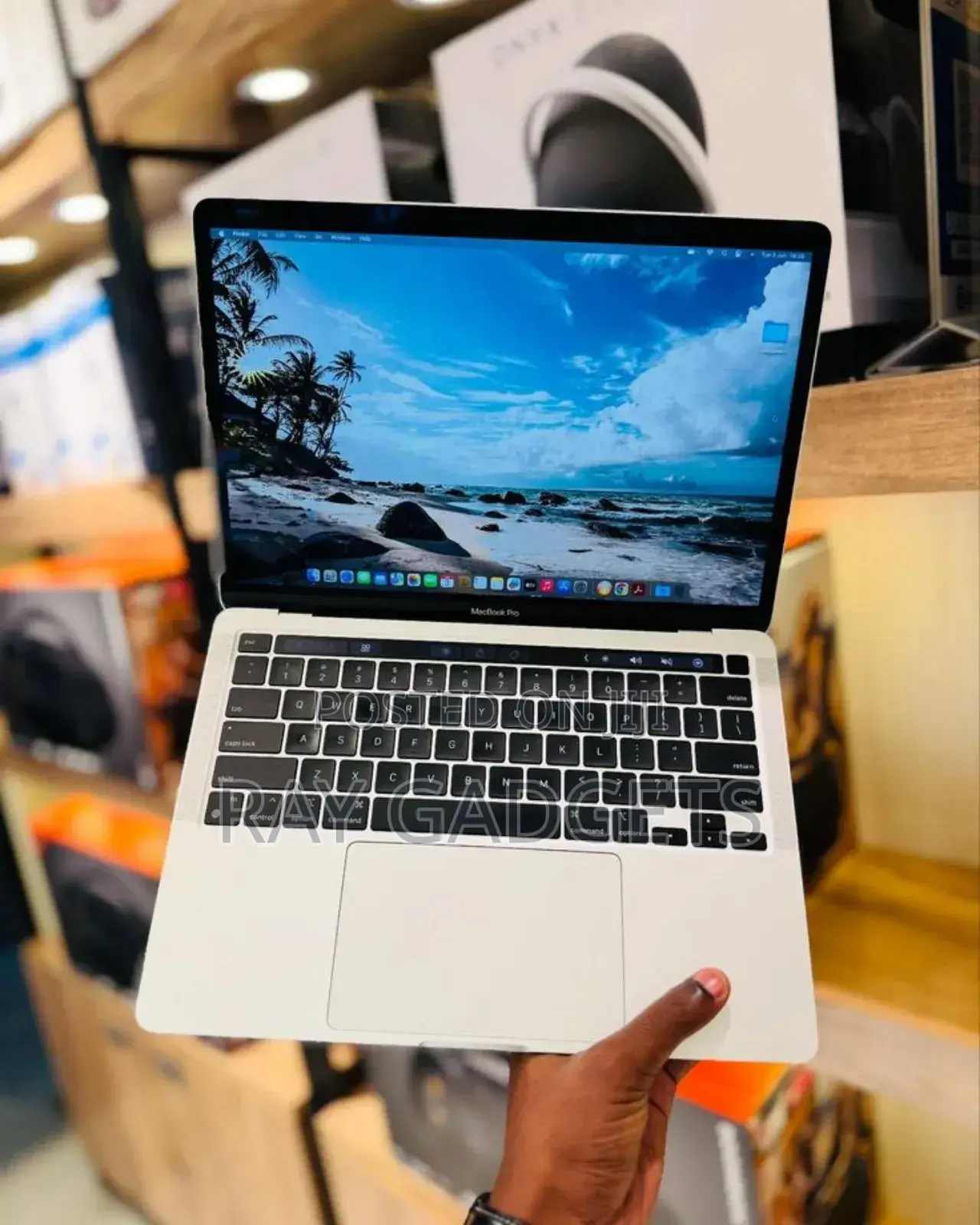 New Laptop Apple MacBook 2020 16GB Intel Core i7 SSD 512GB