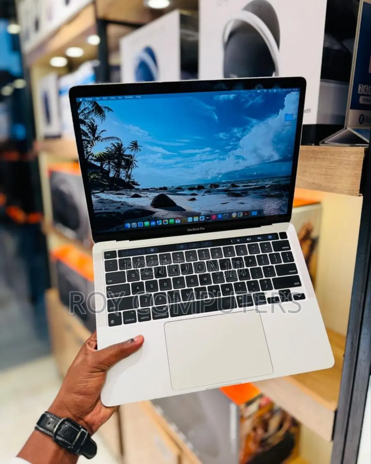 New Laptop Apple MacBook 2020 16GB Intel Core i7 SSD 512GB
