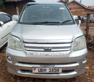 Toyota Noah 2006 Silver