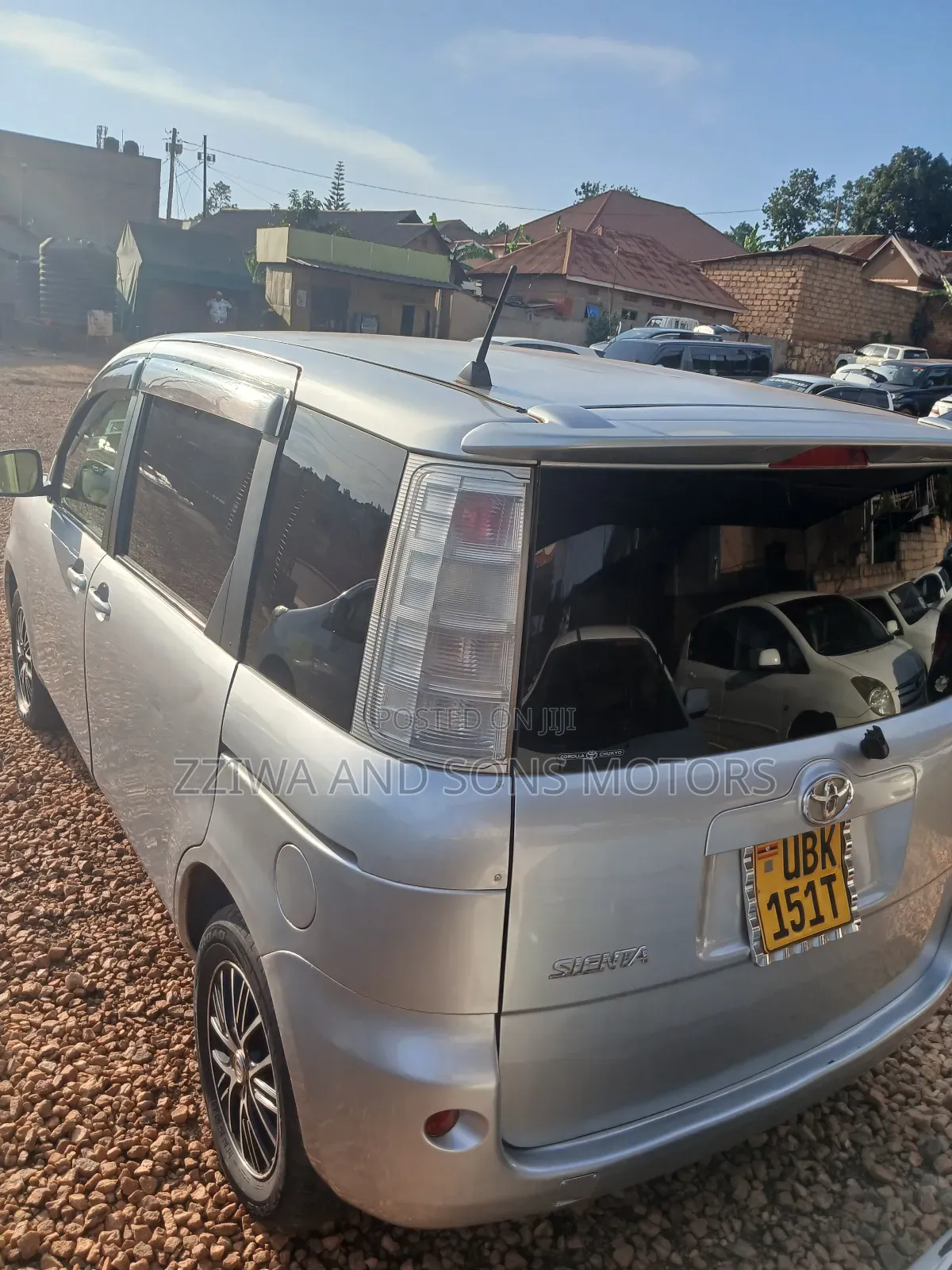Toyota Sienta 1.5 FWD 2013 Silver
