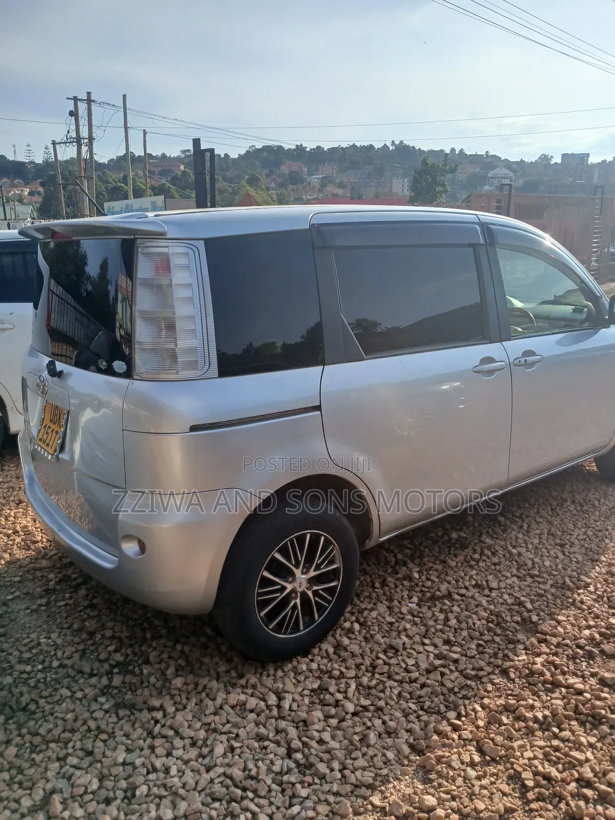 Toyota Sienta 1.5 FWD 2013 Silver