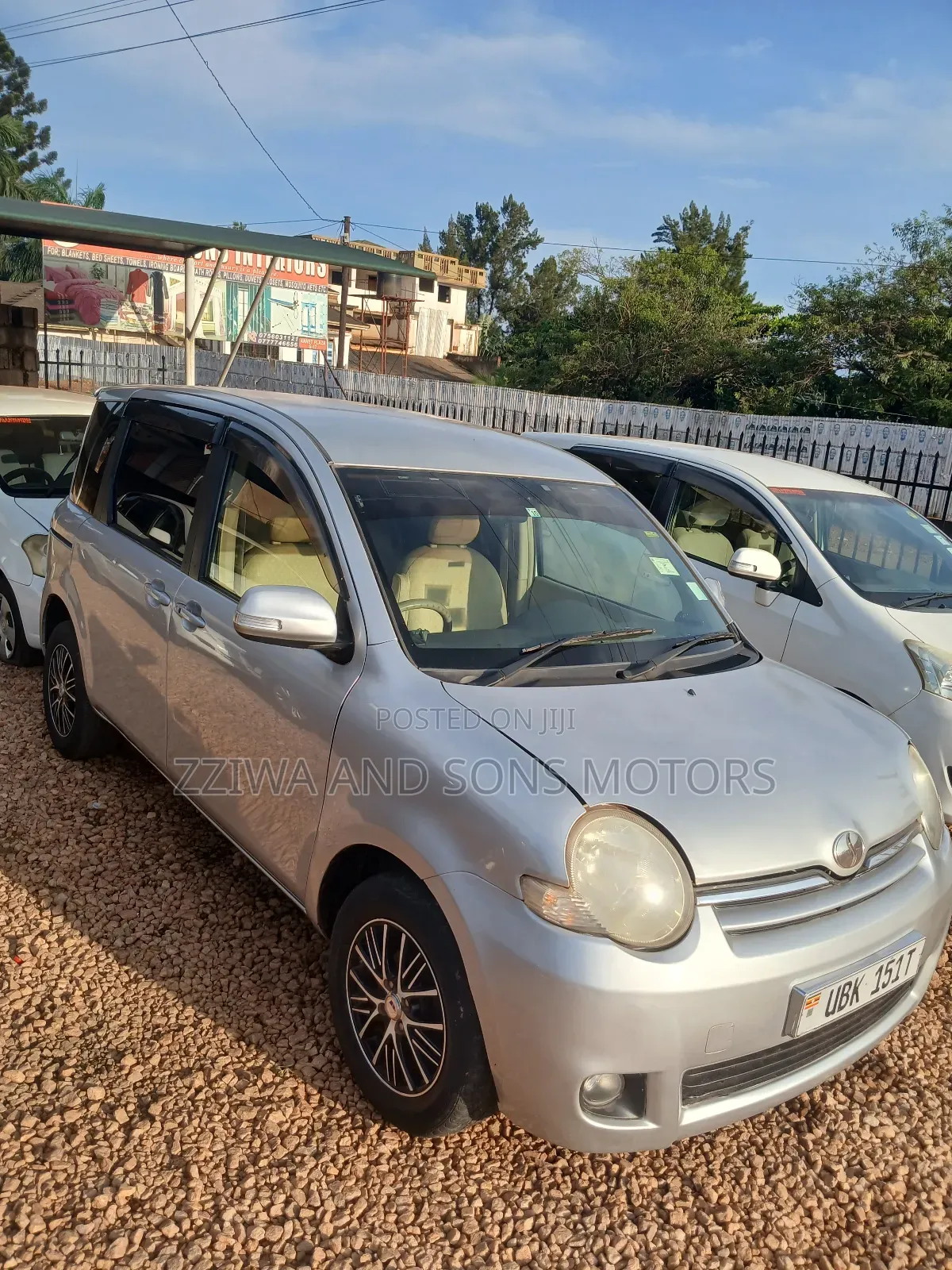 Toyota Sienta 1.5 FWD 2013 Silver