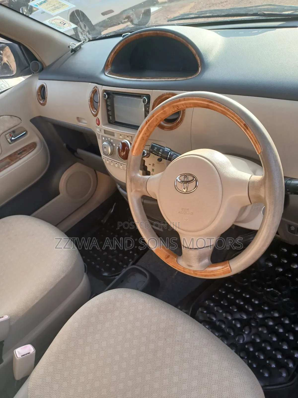 Toyota Sienta 1.5 FWD 2013 Silver