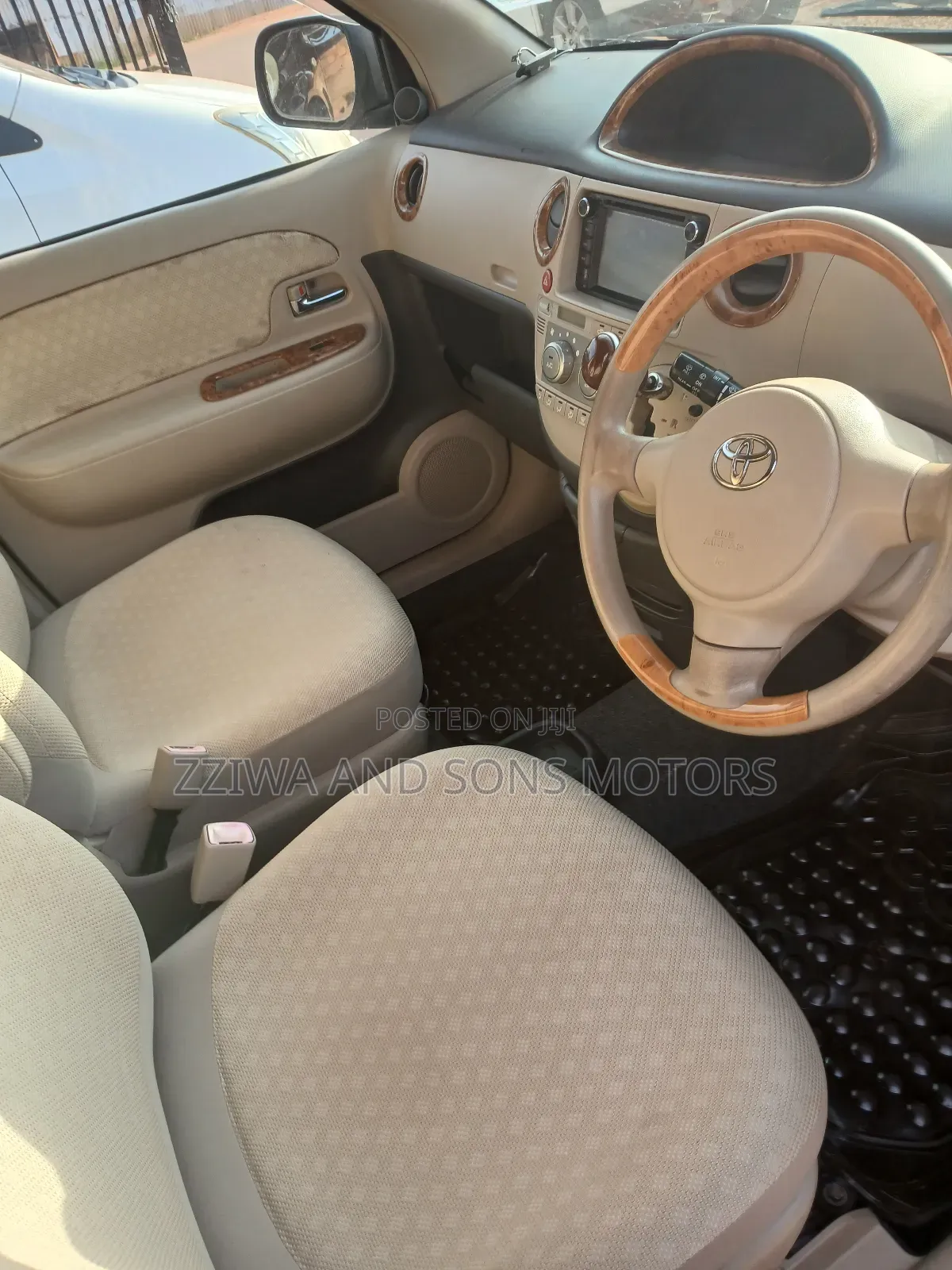 Toyota Sienta 1.5 FWD 2013 Silver