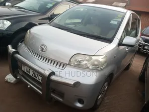 Toyota Porte 2007 Silver