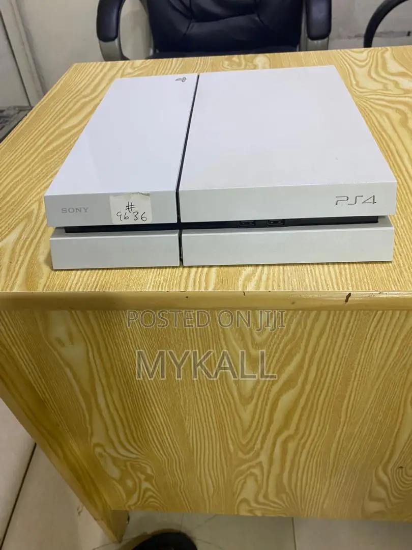 White Colored Ps4 Standard, 9 Games, 2controllers