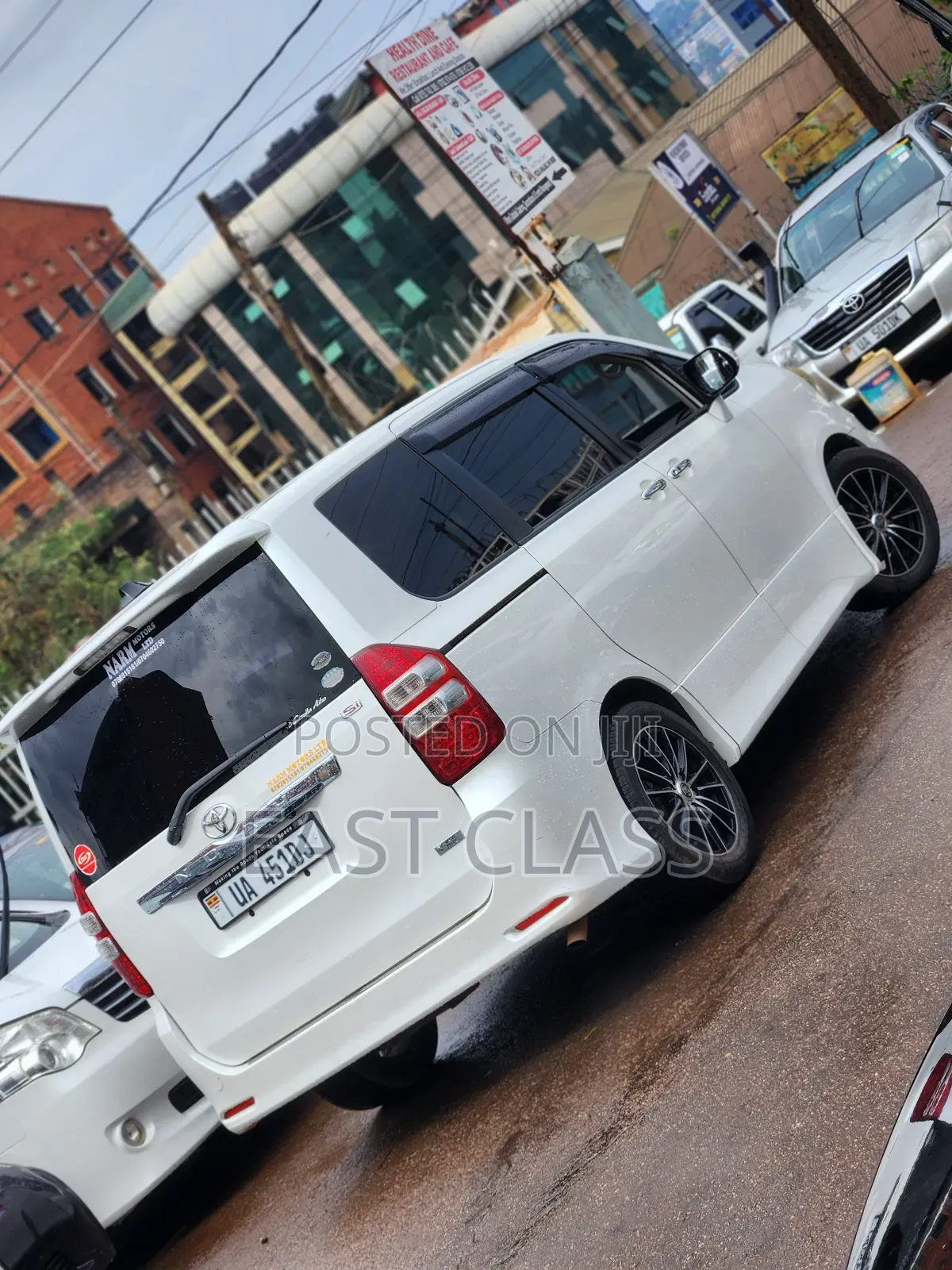 Toyota Noah 2.0 143hp AWD (8 Seater) 2010 White